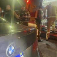 Imagem referente a Vítimas são baleadas em BMW e correm até delegacia para pedir socorro