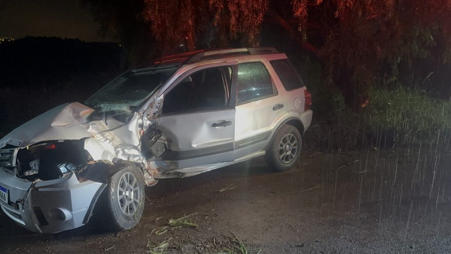 Carro fica destruído após bater contra árvore na Rua Altemar Dutra