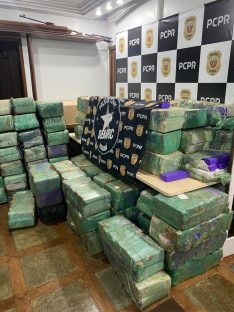 Denarc intercepta caminhão com quase 2t de maconha em meio a carga de grãos