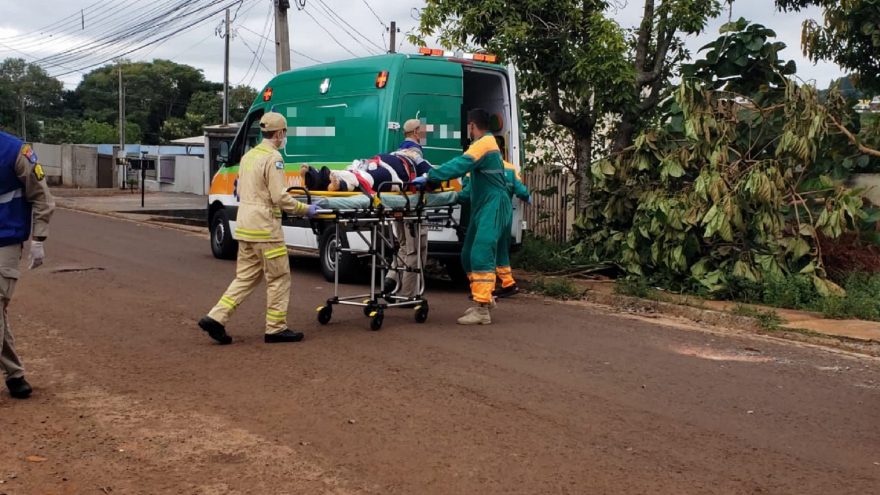 Vizinhos acionam socorro para atender idosa ferida