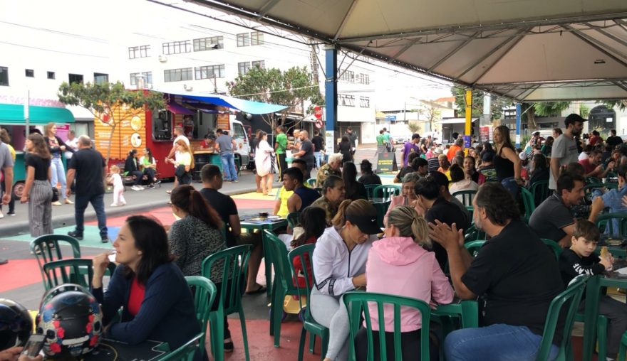 Com sol ou chuva, cascavelenses prestigiam a Feira do Teatro