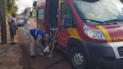 Acidente envolvendo carro e patinete deixa duas pessoas feridas
