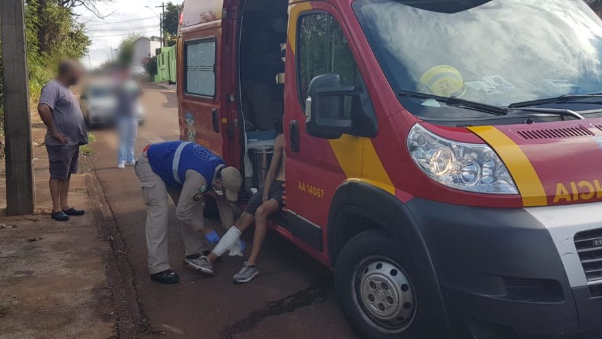 Acidente envolvendo carro e patinete deixa duas pessoas feridas