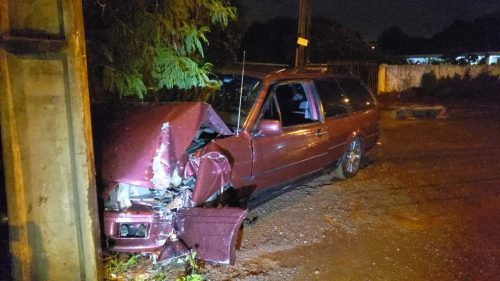 Forte acidente deixa veículo destruído no Guarujá