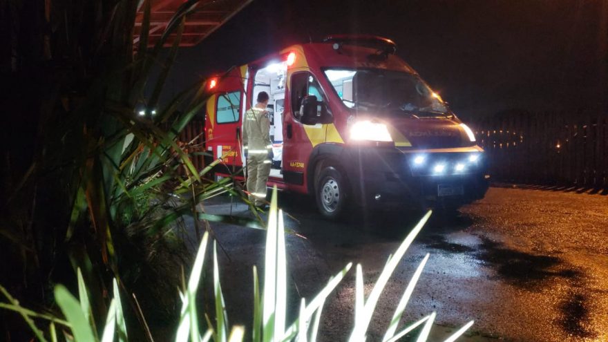 Criança sofre ferimentos no crânio após mesa de mármore cair sobre ela