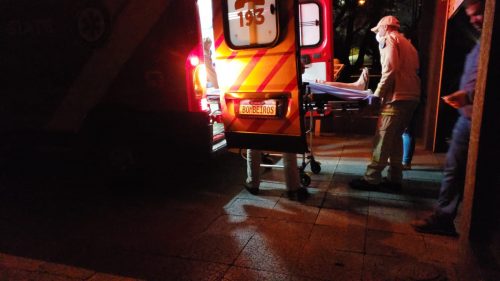 Mulher sofre queda em banheiro, vidro do box quebra e ela fica ferida