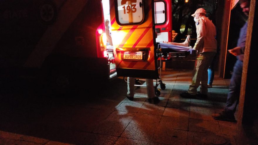 Mulher sofre queda em banheiro, vidro do box quebra e ela fica ferida