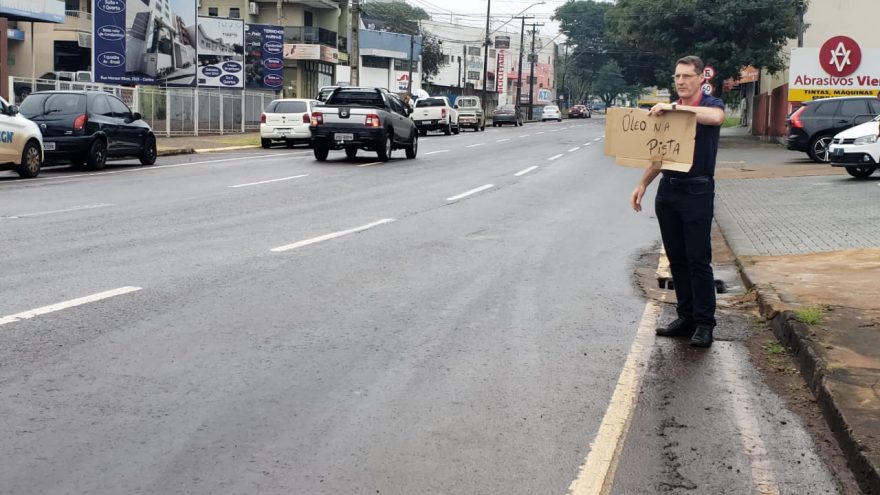 Após vários motociclistas sofrerem quedas, comerciante faz alerta: “Óleo na Pista”