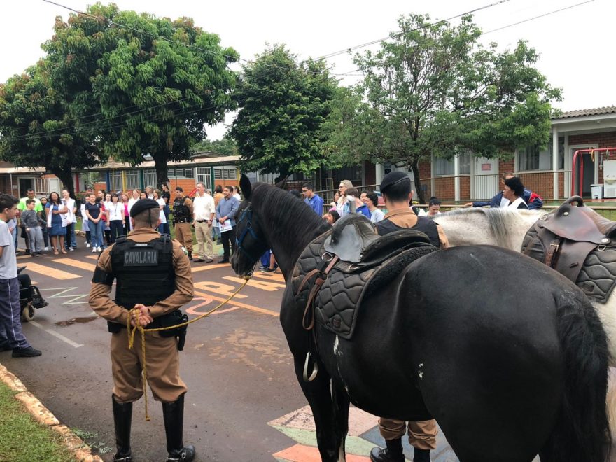 Cavalaria da PM participa do Aniversário da Apae e leva alegria e saúde aos Excepcionais