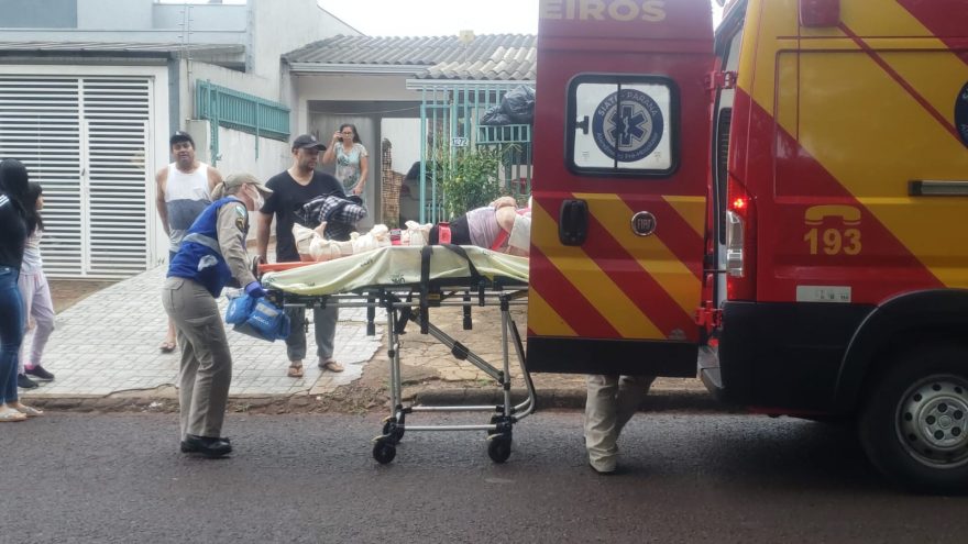 Mulher sofre queda e quebra o tornozelo no Bairro Santa Cruz