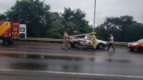 Fiesta e Strada colidem na BR-277 em Cascavel