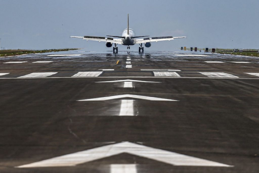 Avião UTI tem pneu furado durante decolagem em Foz do Iguaçu
