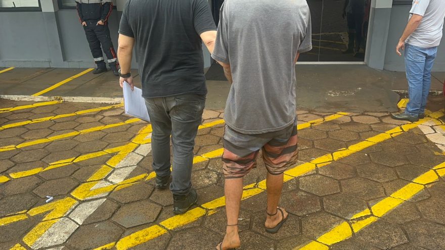 Policial do GDE flagra homem furtando objetos na secretaria de obras e realiza detenção