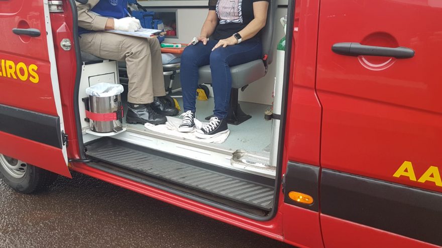Mulher fica ferida após colisão entre carros no Centro de Cascavel
