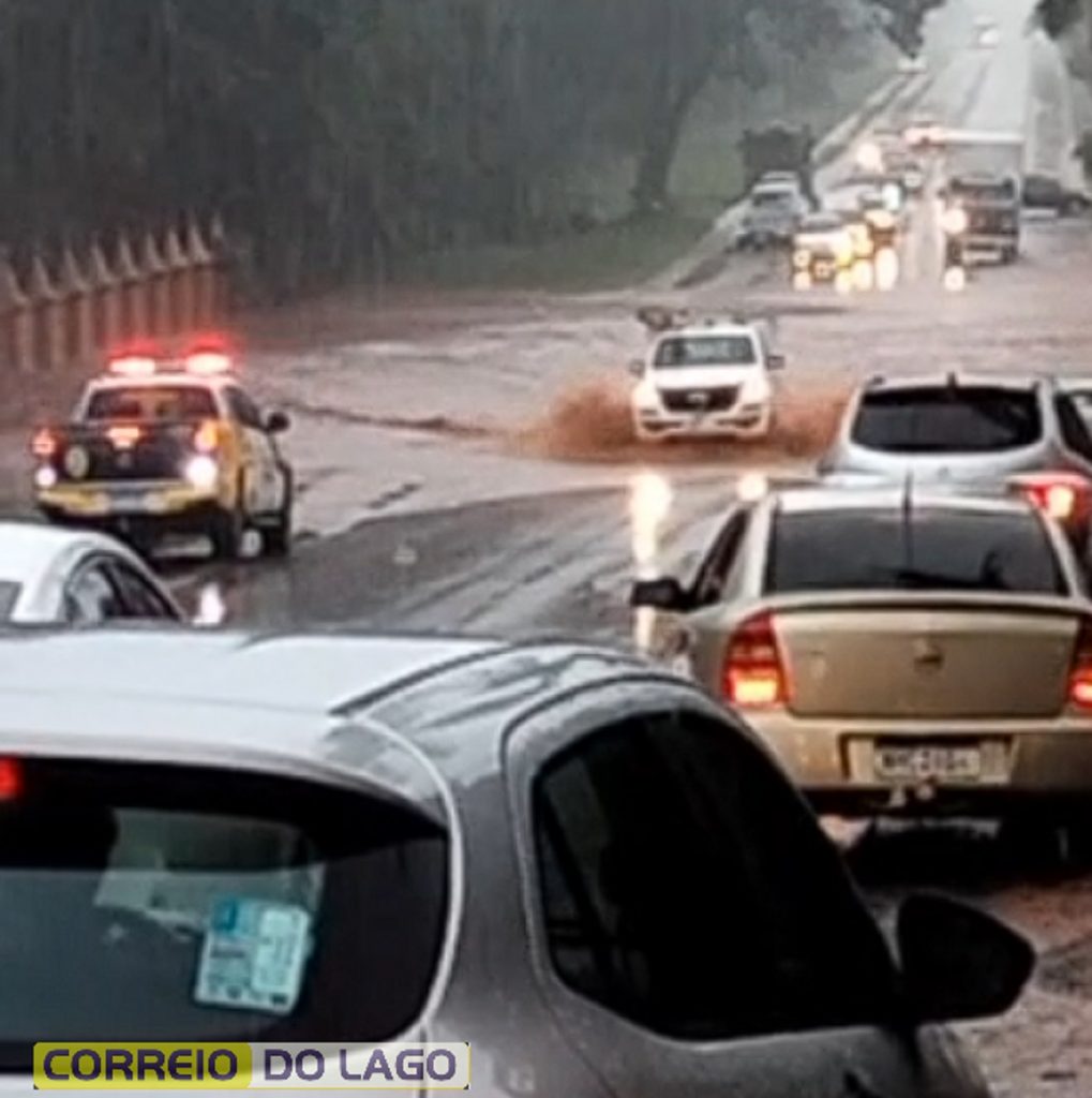 Açude transborda e interrompe trânsito na PR-488 em Santa Helena