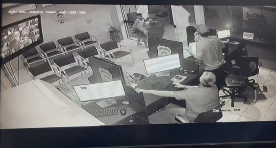 Criança engasgada é salva por policiais civis; veja vídeo