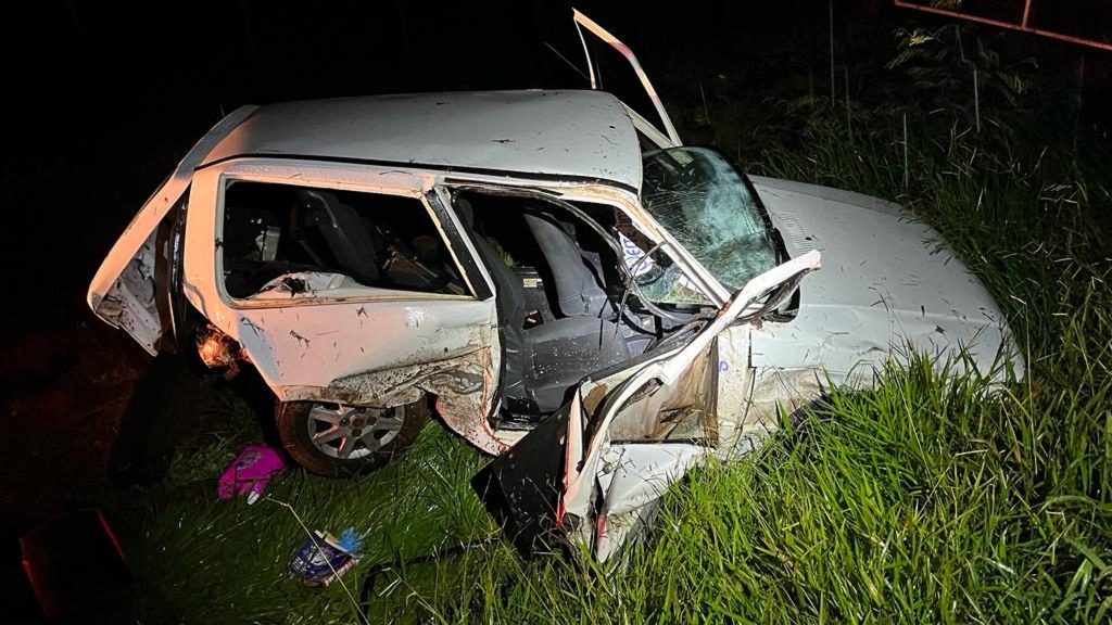 Fiat Uno sai da pista e colide em ponto de ônibus em Ouro Verde