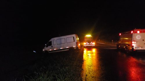 Van desliza na pista, capota e acaba parando em canaleta na lateral da BR-467