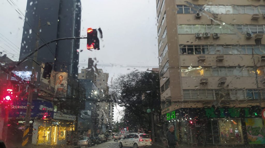 Terça-feira promete ser fria e chuvosa em Cascavel