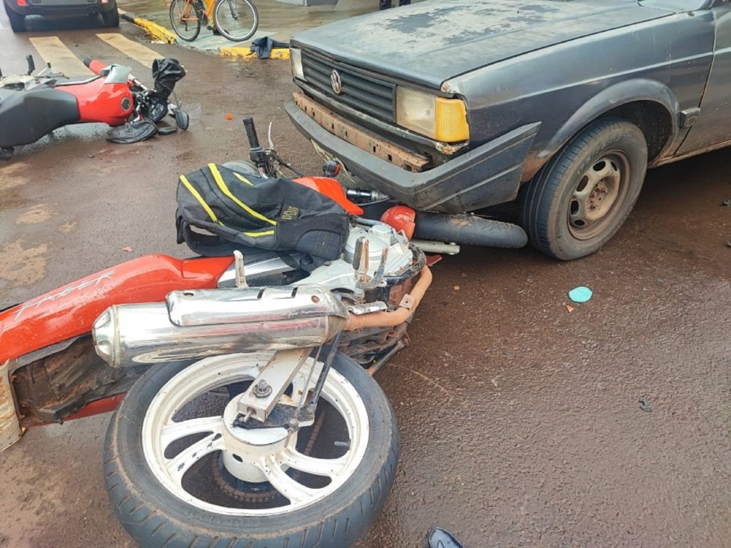 Acidente envolve carro e duas motocicletas no Centro de Toledo