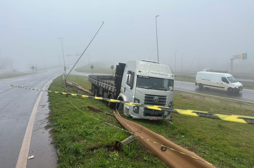 Caminhoneiro perde o controle e atinge poste no Trevo Cataratas