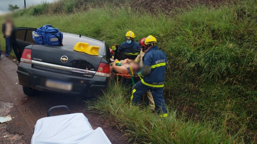 Mulher fica encarcerada em veículo após grave colisão na PR-486