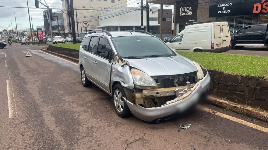 Colisão de trânsito deixa veículo destruído na Avenida Carlos Gomes