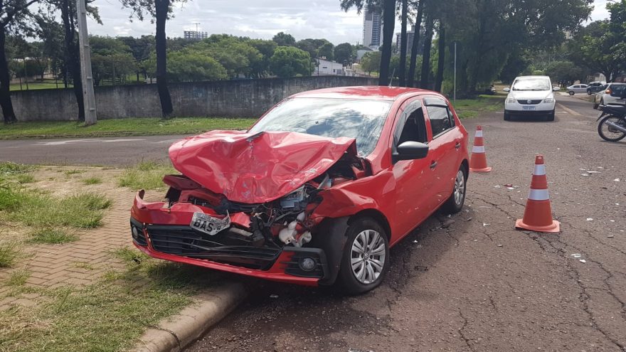 Gol fica com a frente destruída após bater com caminhão no Alto Alegre
