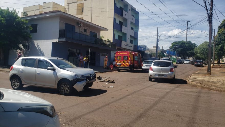 Mulher é socorrida pelo Siate após colisão no Bairro Coqueiral