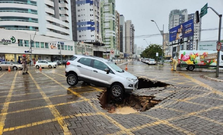 Impressionante: Cratera se abre em rua e quase ‘engole’ carro em Maringá