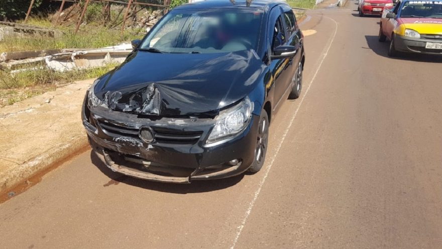 Acidente de trânsito deixa veículos danificados na rua Jacarezinho