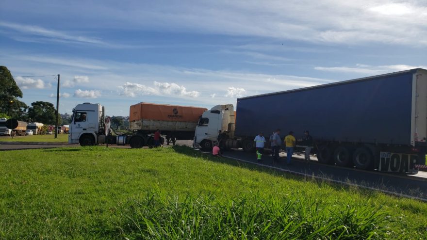 Colisão entre carretas deixa rodovia BR-277 interditada