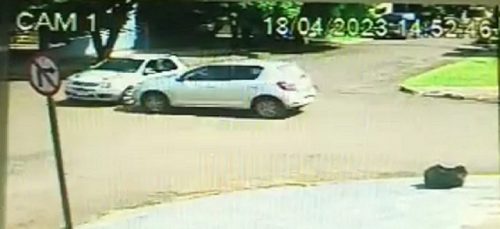 Veja o momento da colisão no Bairro Coqueiral que deixou mulher ferida