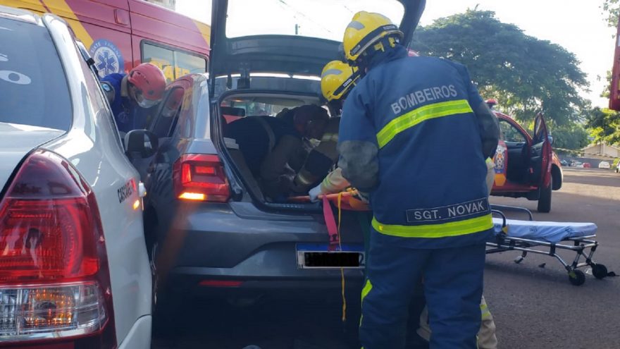 Forte colisão no Centro deixa vítimas encarceradas