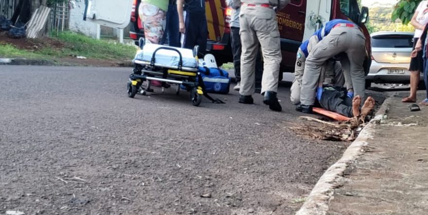 Homem é atropelado e fica ferido, na Rua Nereu Ramos