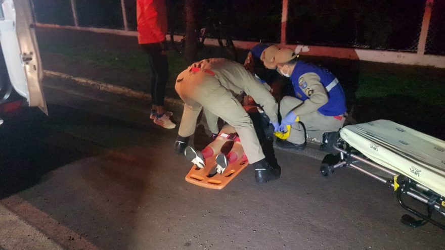Ciclista fica ferida ao sofrer queda de bicicleta na área militar