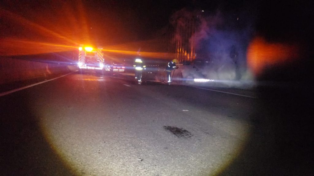 Caminhão em chamas mobiliza Corpo de Bombeiros à BR-277