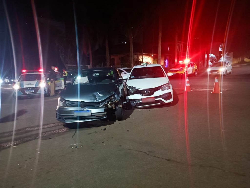 Taxista é detido por embriaguez ao se envolver em acidente no Centro