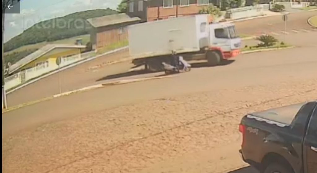 Imagens fortes: câmera flagra acidente fatal com motociclista em Guaraniaçu