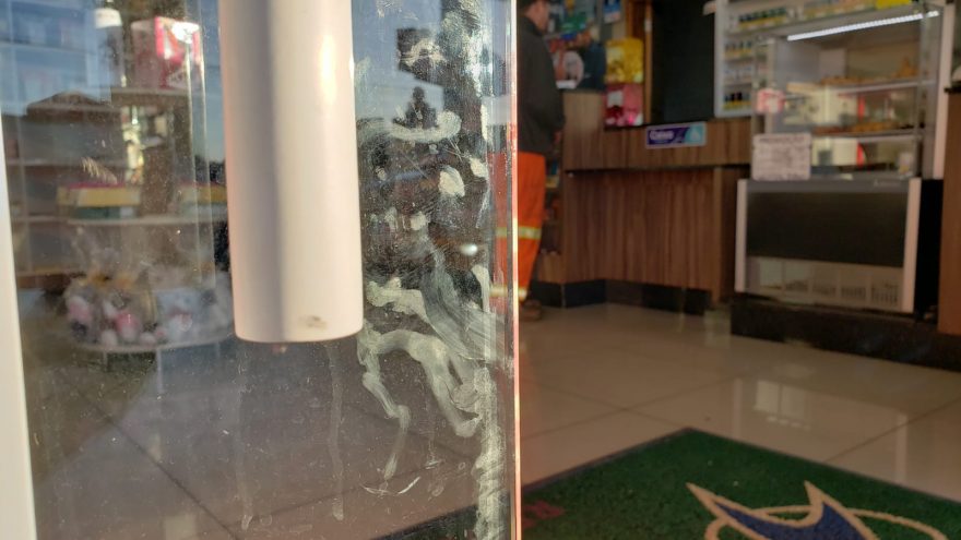 Ladrão deixa grande dano em porta de posto de combustíveis para furtar alguns chocolates