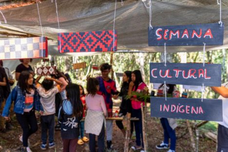 Jovens indígenas têm atividade escolar que valoriza a tradição oral e a ancestralidade