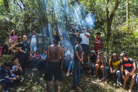 Jovens indígenas têm atividades escolares que valorizam tradição oral e ancestralidade Imagem referente a Jovens indígenas têm atividades escolares que valorizam tradição oral e ancestralidade