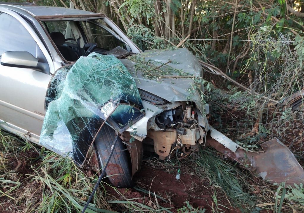Veículo fica parcialmente destruído após condutor colidir em árvore no interior de Itaipulândia