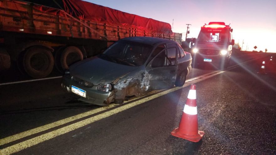 Dois caminhões e um carro colidem na BR-277 em Santa Tereza do Oeste