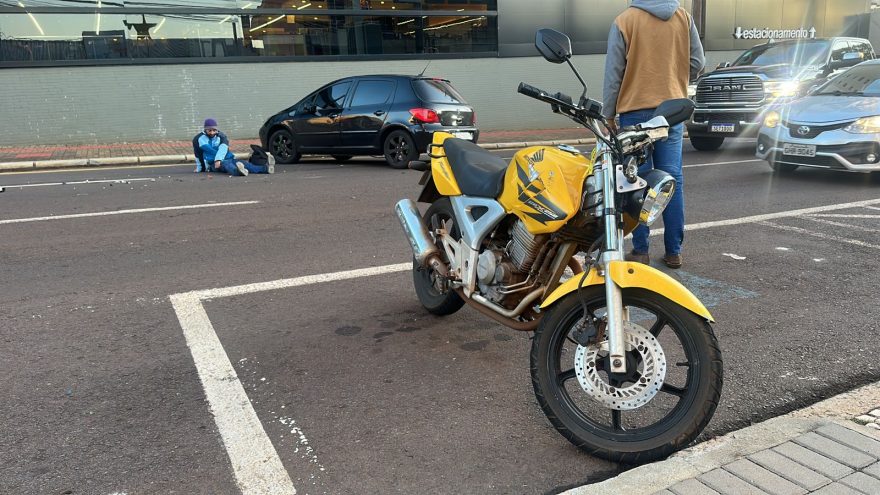 Rua Paraná fica congestionada após forte colisão entre carro e moto
