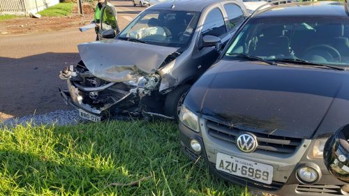 Parati e Etios se envolvem em forte colisão na esquina das Avenidas Rocha Pombo e Olindo Periolo