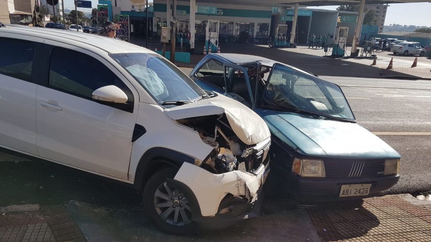 Veículos se envolvem em colisão ao lado do Shopping JL