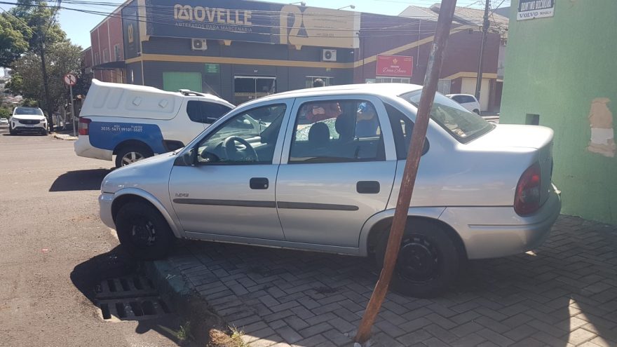 Carros se envolvem em colisão no Bairro Parque São Paulo