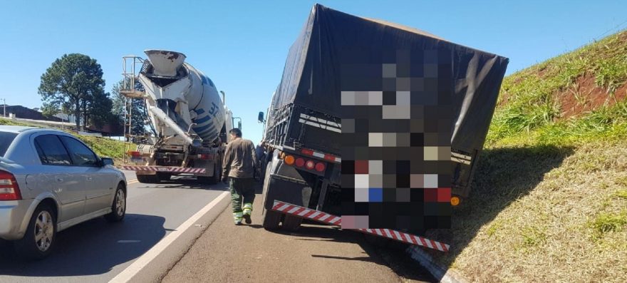 Caminhão cai na valeta após sofrer pane mecânica