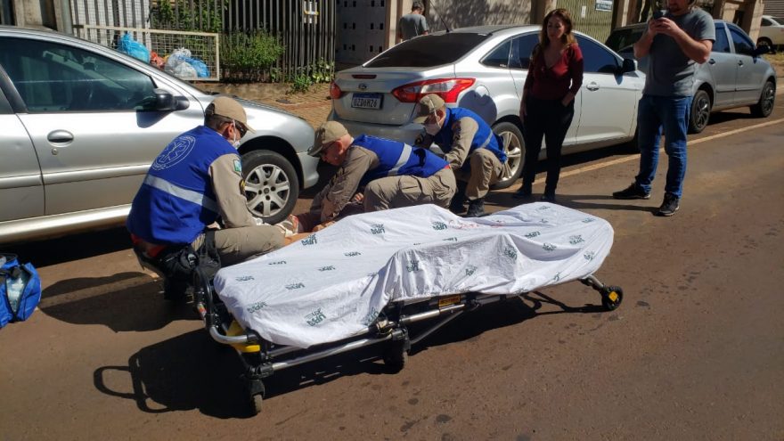 Outra! Moto colide na traseira de automóvel e motociclista é atendido pelo Siate